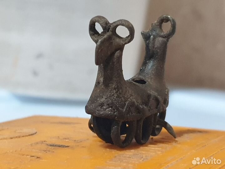 Зооморфная двухголовая курочка Финно-угоры