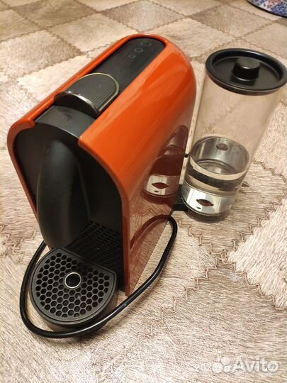 Продаётся кофеварка nespresso Delongi EN110