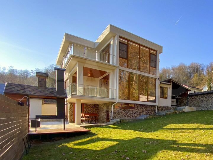 Коттедж 300 м² на участке 8 сот.