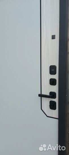 Входная дверь Интел черная с фрамугой в квартиру