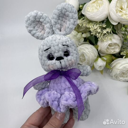 Вязаная игрушка зайчик, ручная работа