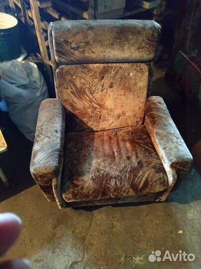 Продам 2 кресла целые с высокой удобной спинкой