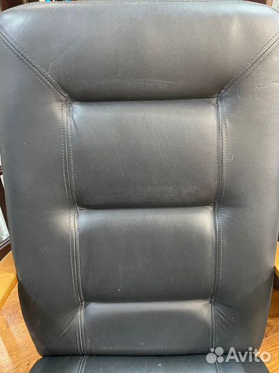 Офисное кожаное кресло бу