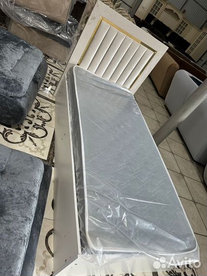 Кровать односпальная 90х200 с матрасом