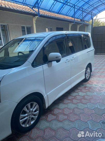 Toyota Voxy 2.0 CVT, 2010, 187 000 км