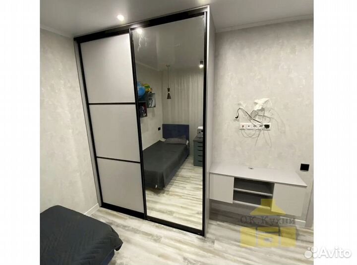 Зеркальный шкаф