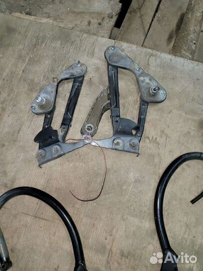 Петли капота и багажника на Мерседес 124.210.203