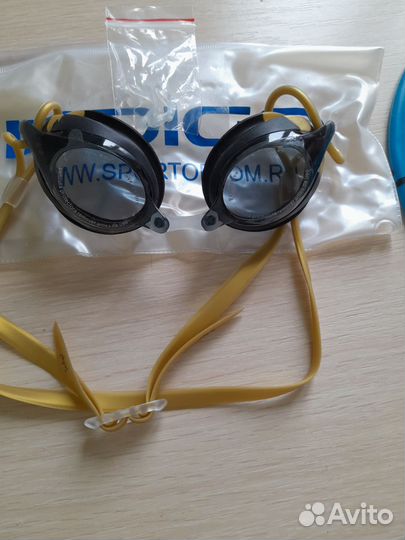 Очки и шапочка для плавания