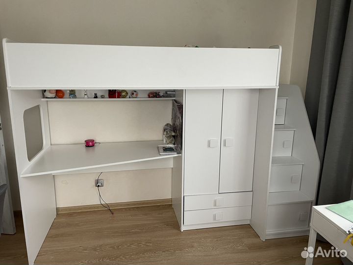 Кровать чердак со столом и шкафом