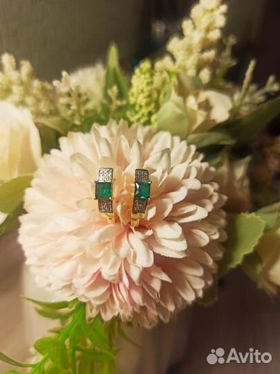 Серьги с изумрудом и бриллиантами