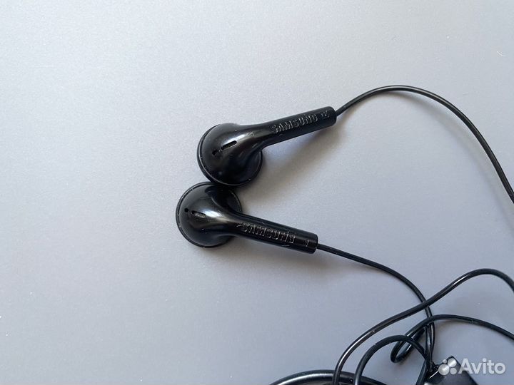 Проводные наушники Samsung