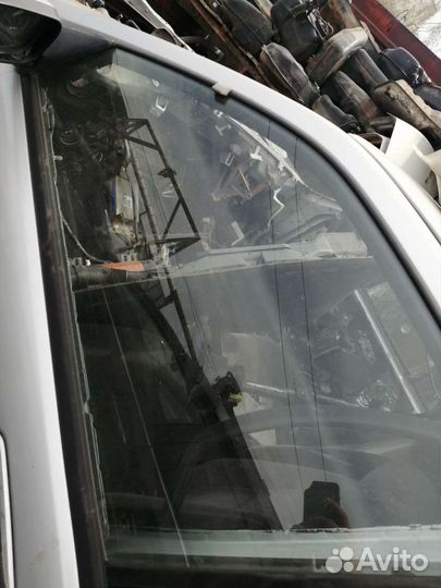 Боковое стекло на Nissan bluebird