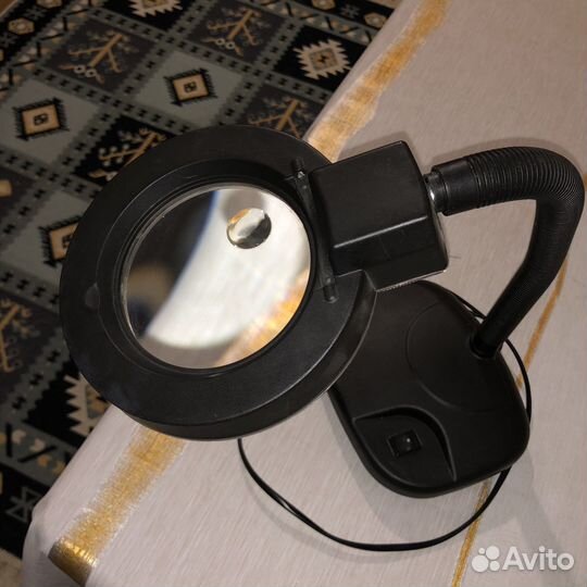 Лампа настольная с лупой и с подсветкой