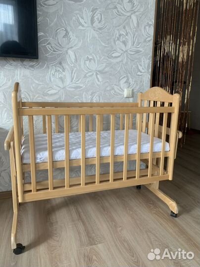 Детская кроватка с маятником
