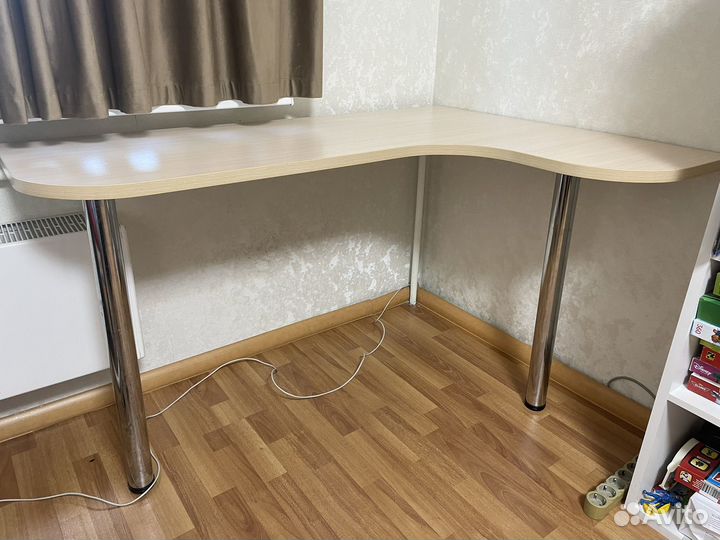 Угловой письменный стол