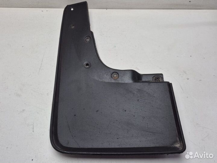 Брызговик передний правый Volkswagen Amarok