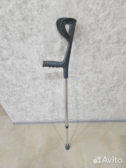Костыль с опорой под локоть
