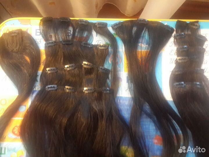 Волосы на заколках черные