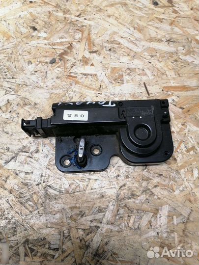 Ответная часть замка багажника Фольксваген Тоурег