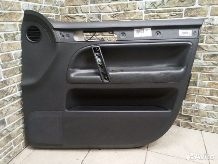 Обшивка боковой двери передняя правая Volkswagen