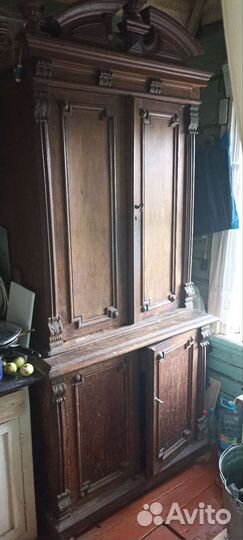 Старинный антикварный шкаф буфет