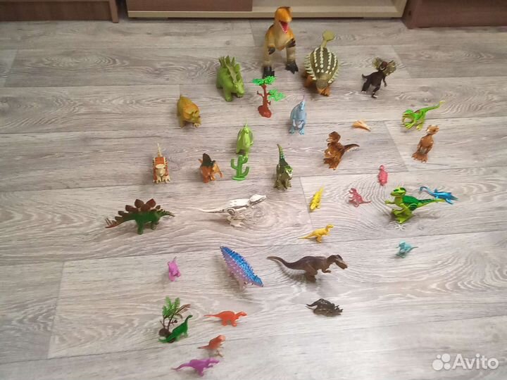 Коллекция игрушек динозавров