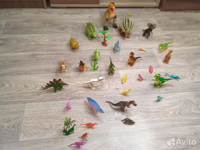 Коллекция игрушек динозавров