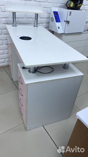 Маникюрный стол с вытяжкой