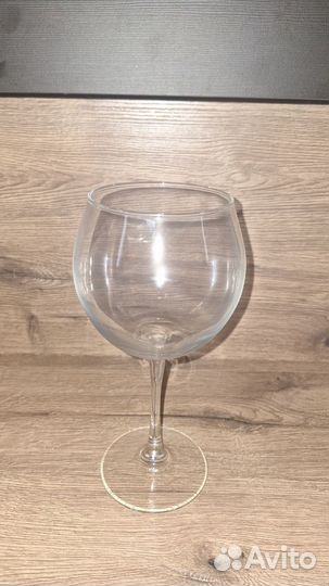 Фужеры для вина, чашки, скатерти, столовые прибор