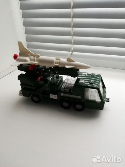 Набор военных машин и солдат