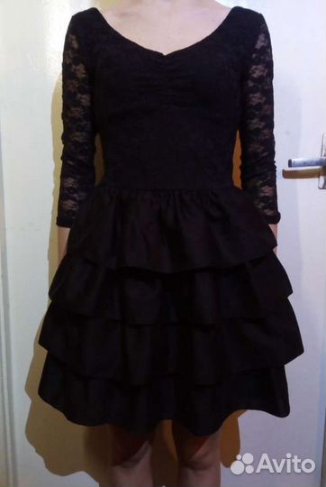 Платье черное с воланами с декольте