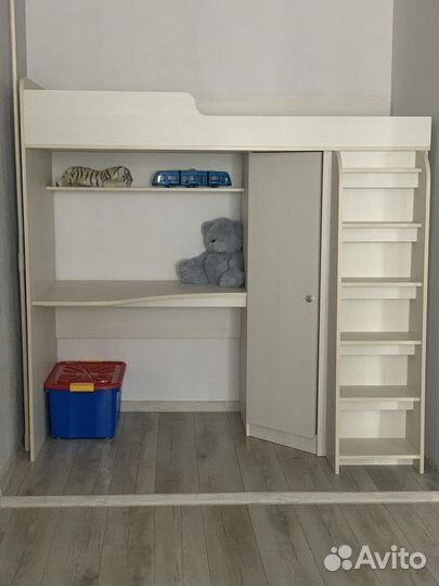 Детская кровать чердак со столом и шкафом