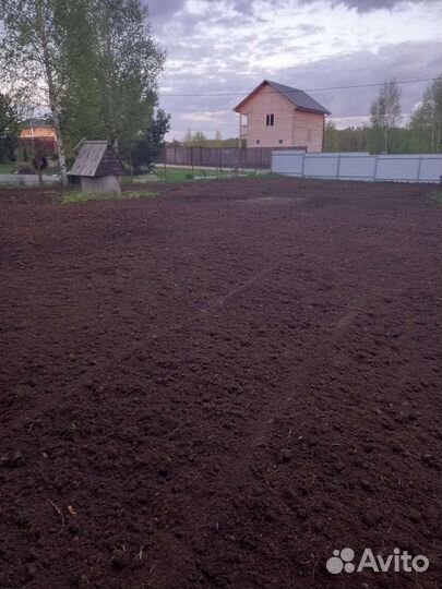 Вспашка земли трактором