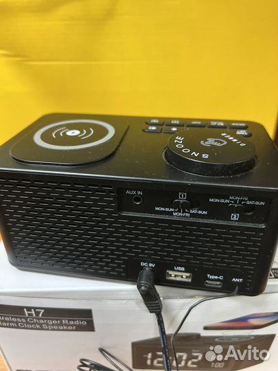 Часы-колонка с беспроводной зарядкой