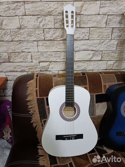 Белая леворукая гитара