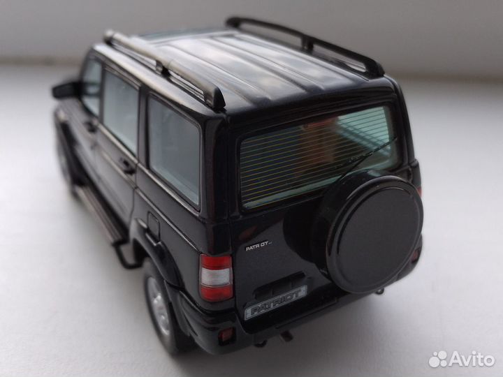 Модель автомобиля УАЗ Патриот 1:43 DiP