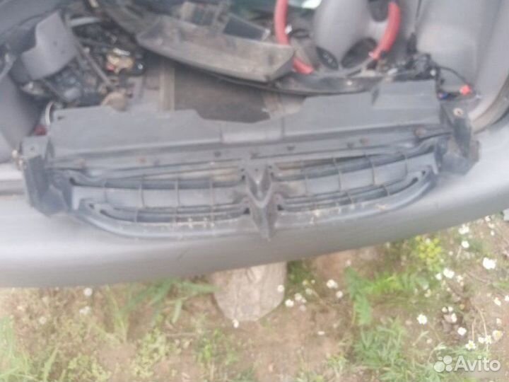 Решетка радиатора Chrysler Voyager 3 1999