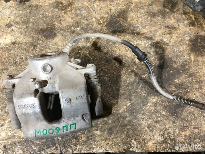 Суппорт передний правый Mercedes-Benz C W204