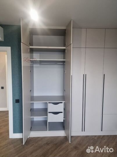 Яркий стильный шкаф купе