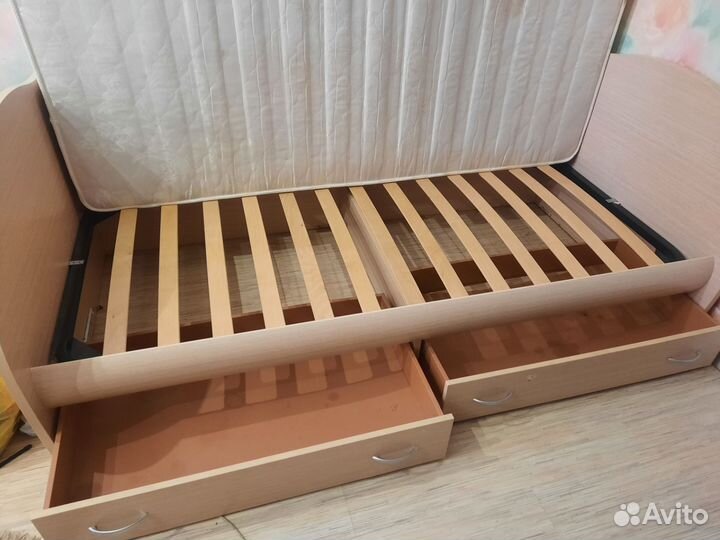 Кровать односпальная с ящиками и матрасом