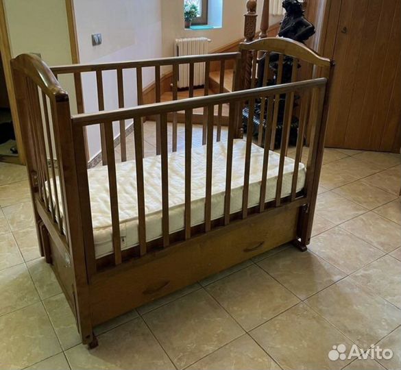 Кроватка детская с маятником