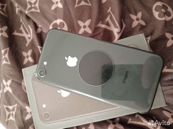 iPhone 8, 64 ГБ