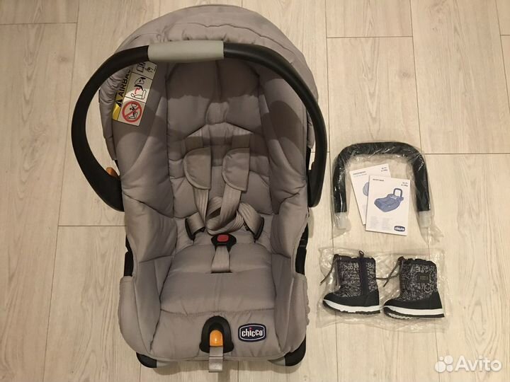 Автокресло-переноска 0+ Chicco KeyFit + ботинки