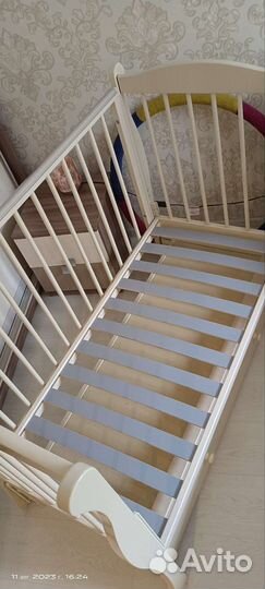 Кроватка детская с маятником