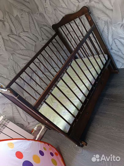 Детская кроватка с маятником