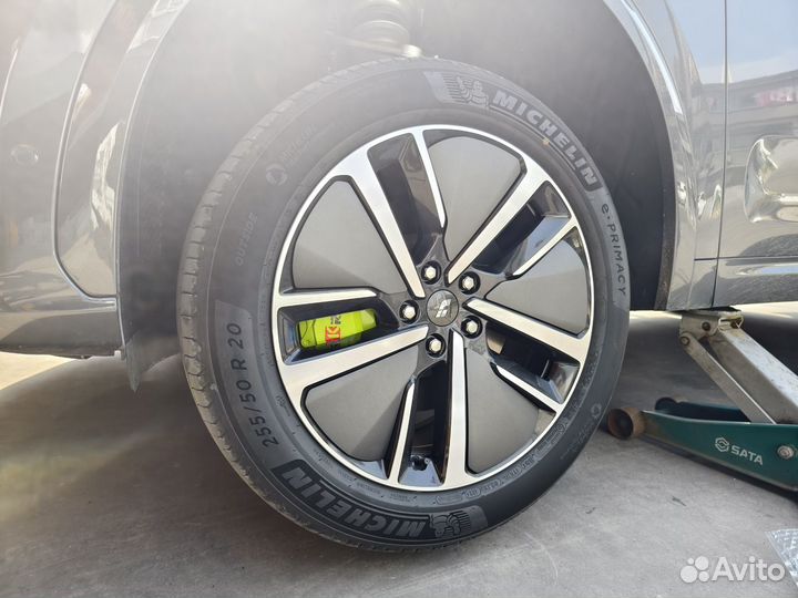 Алюминиевые накладки на суппорта Lixiang L7/L8