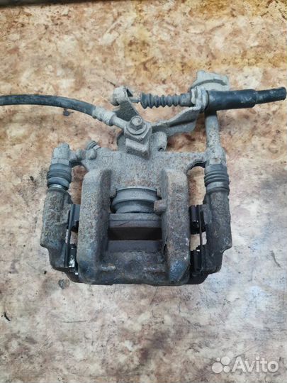 Суппорт тормозной задний левый Opel Astra J