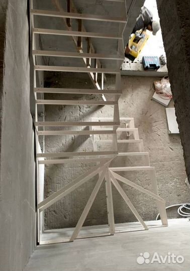 Лестницы г-образные под ключ