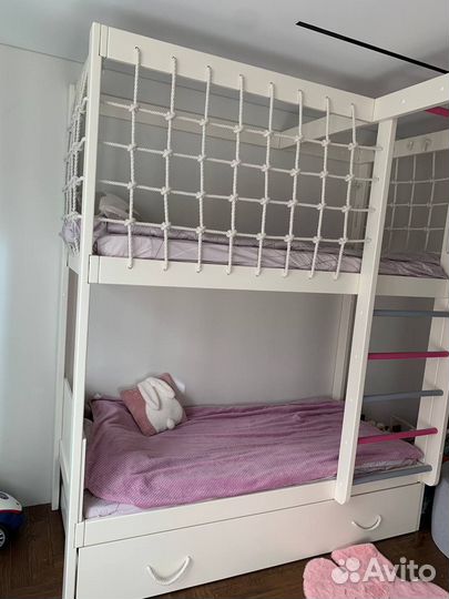 Детская двухъярусная кровать