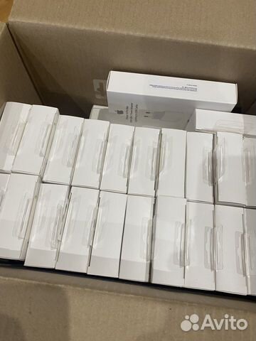 Коробка с адаптерами и кабелями для iPhone